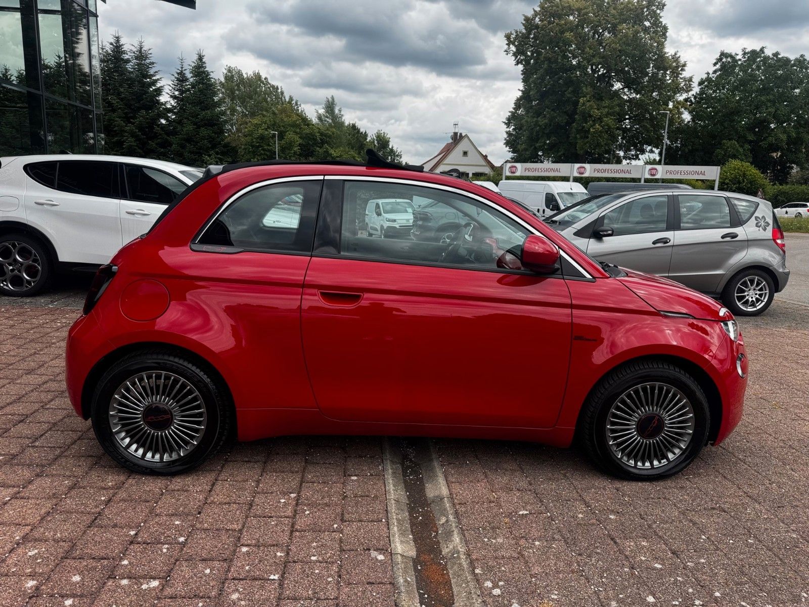 Fahrzeugabbildung Fiat Neuer 500E Cabrio (RED) NAVI KAMERA SITZHEIZUNG