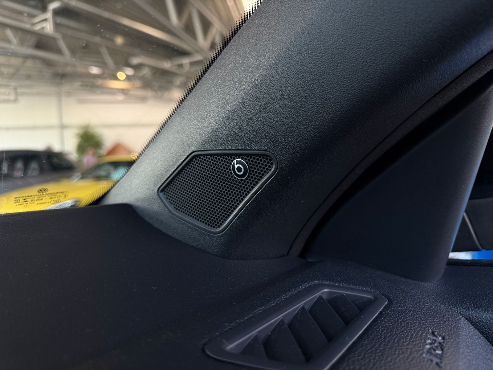 Fahrzeugabbildung Volkswagen T-Roc Cabriolet R-Line AHK ACC LED BEATS