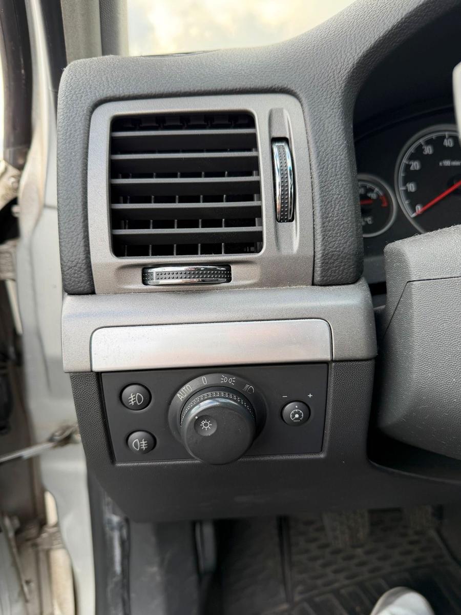 Opel Vectra 2005 — photo 12