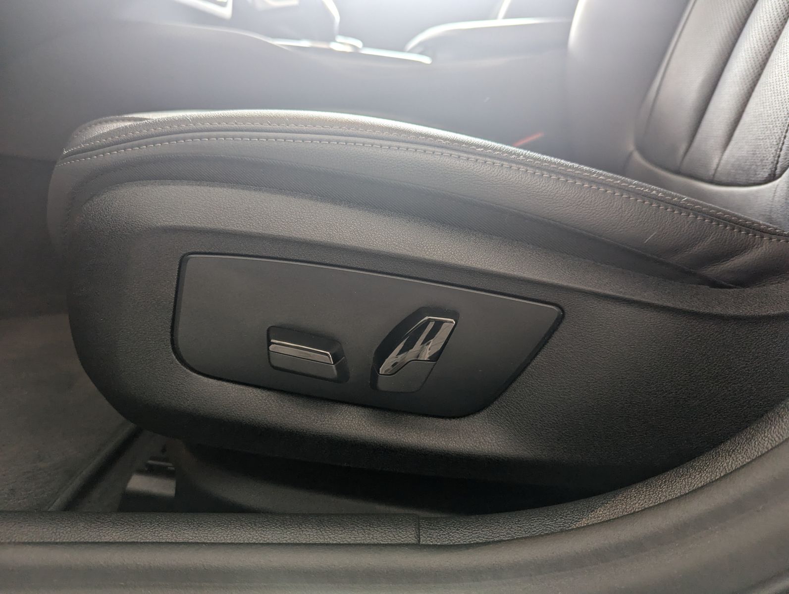 BMW 530 e Frozen-Dark Shadow LED Kamera AHK 4-Zonen - Image 25