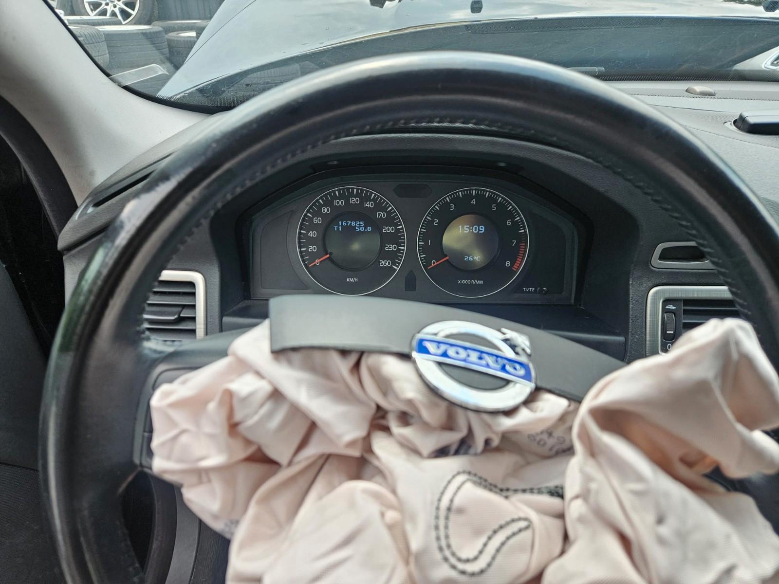Volvo V70 2010 — photo 16