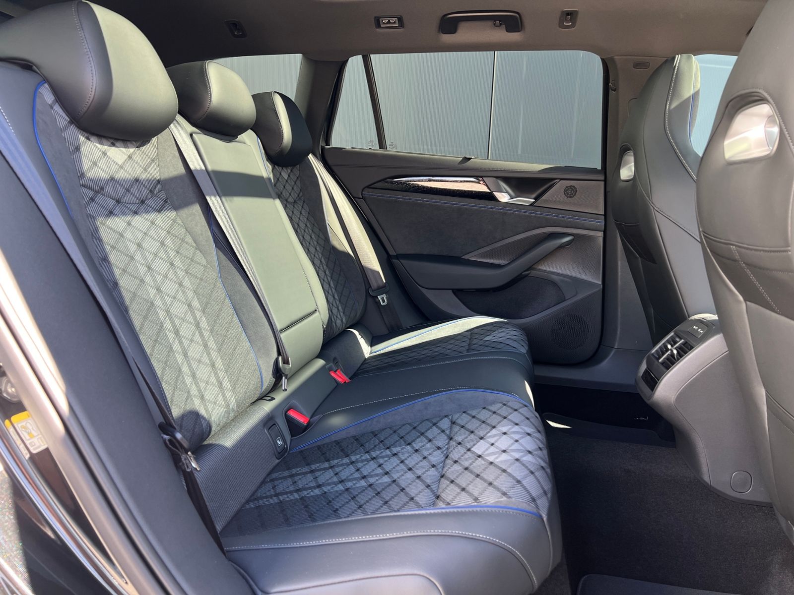 Fahrzeugabbildung Volkswagen Passat Variant R-Line 2.0 TDI DSG 4MOTION *AHK,