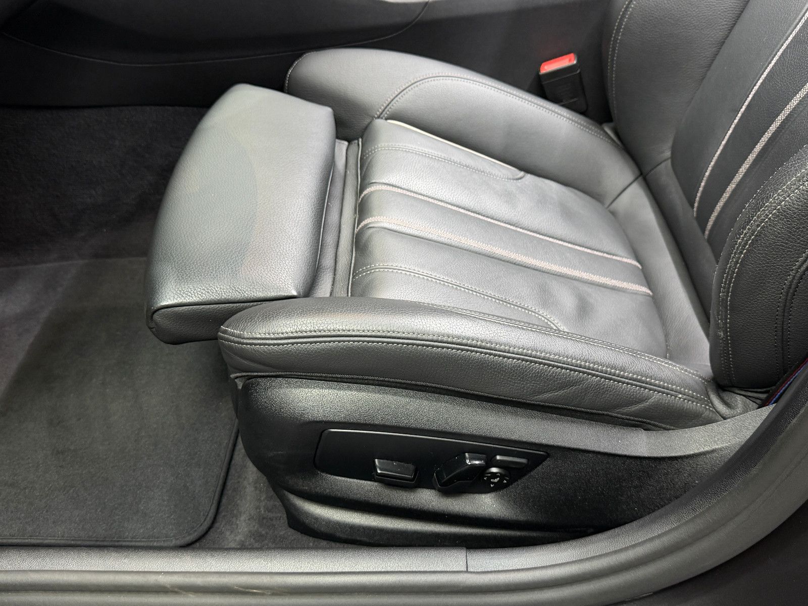 Fahrzeugabbildung BMW BMW 530i Lim xDrive M SPORT|HEAD-UP|360"|NAVI|