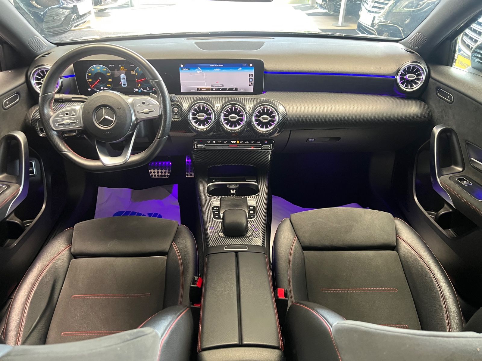 Fahrzeugabbildung Mercedes-Benz A 200 Limousine AMG LINE *PANORAMADACH*CARBON*