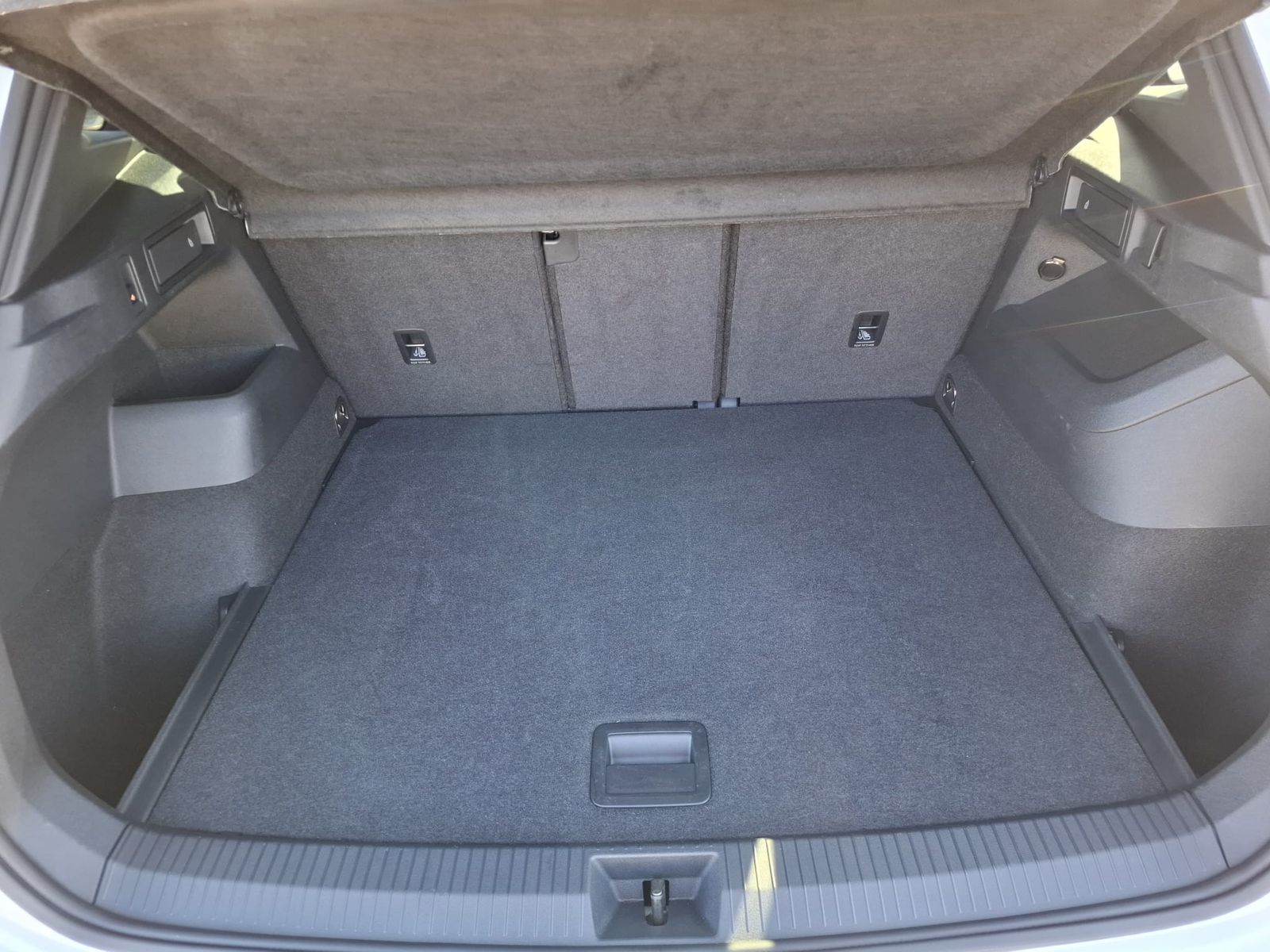 Fahrzeugabbildung Volkswagen Tiguan 2.0 TDI 4M R-Line BLACK*PAN*HK*AHK*MATRIX