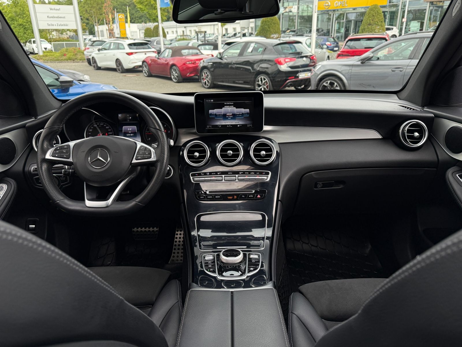 Fahrzeugabbildung Mercedes-Benz GLC 220 d 4Matic AMG Line PANO LED NAV