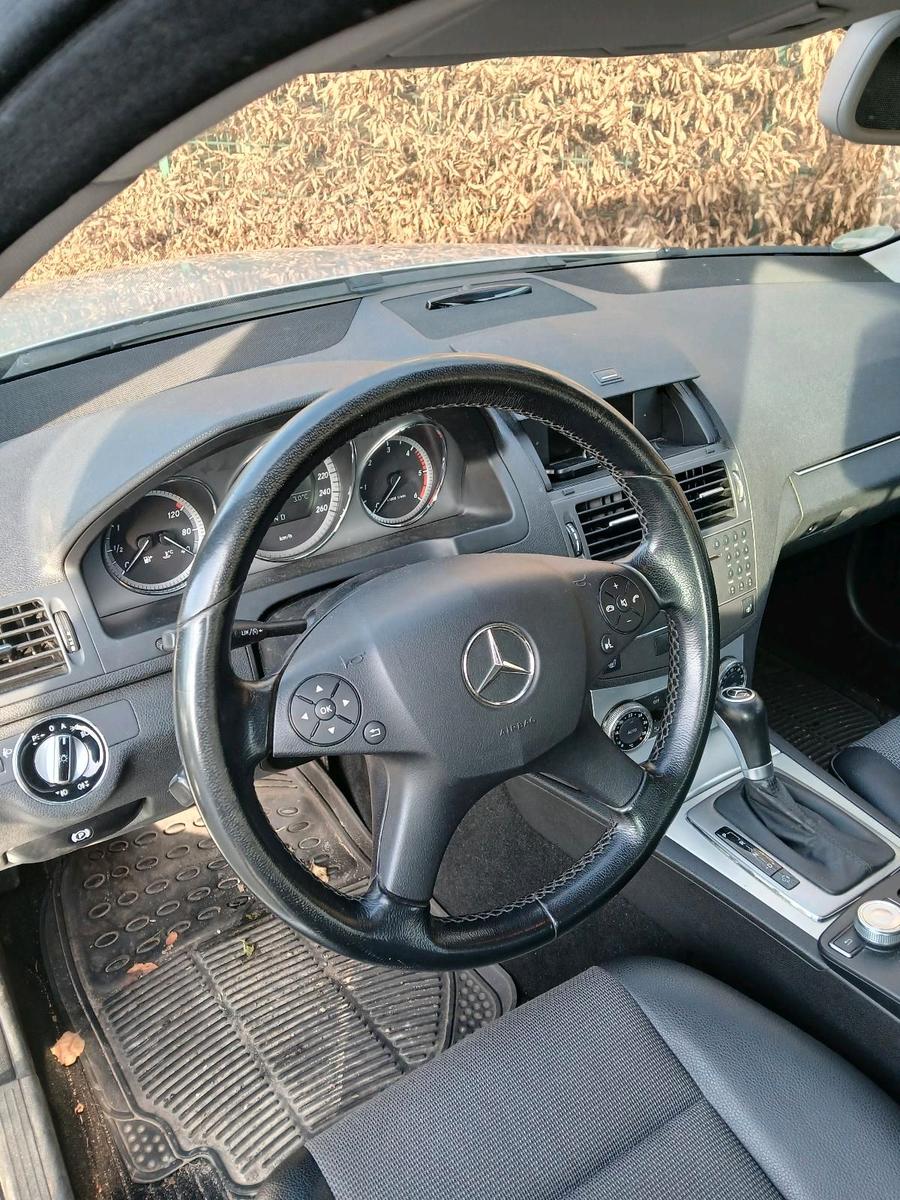 Mercedes-Benz E220 2009 — interior