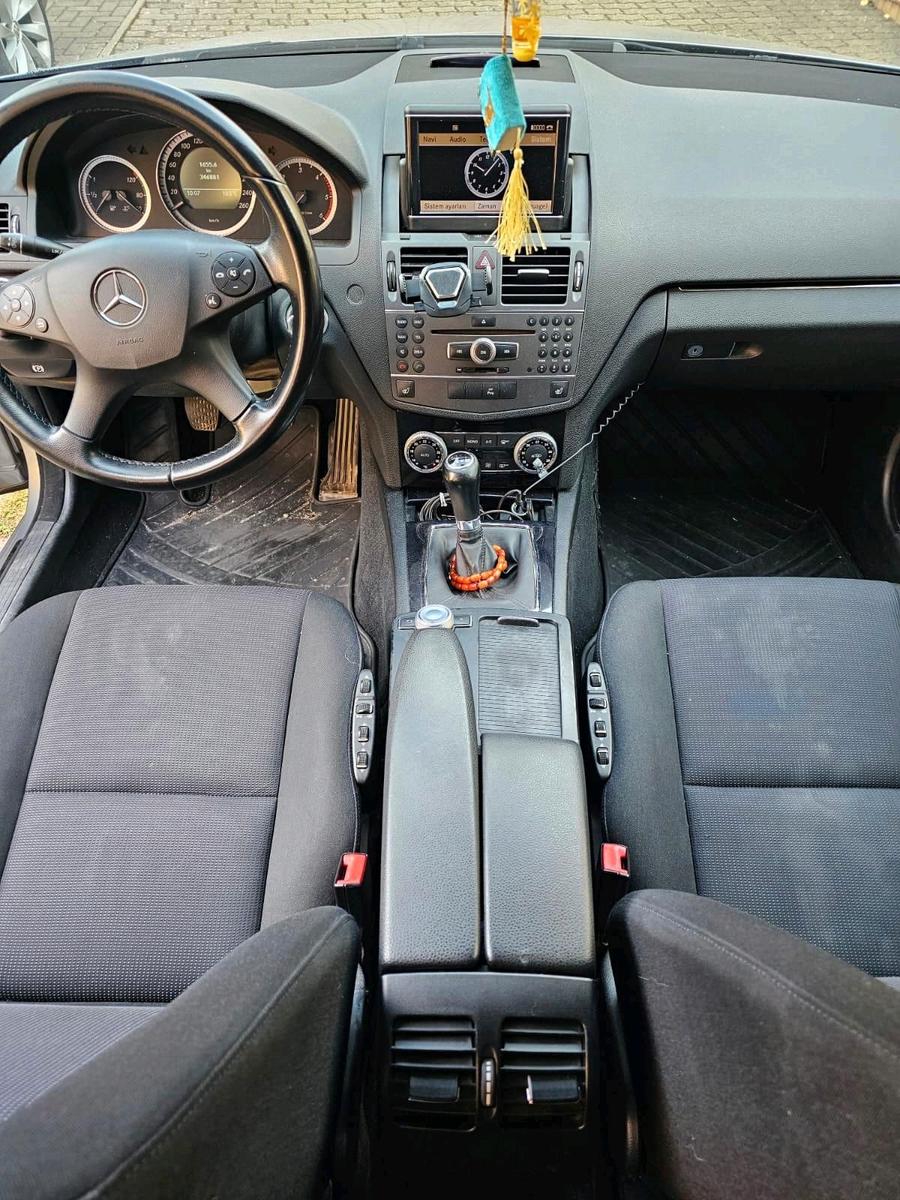 Mercedes-Benz C200 2010 — interior