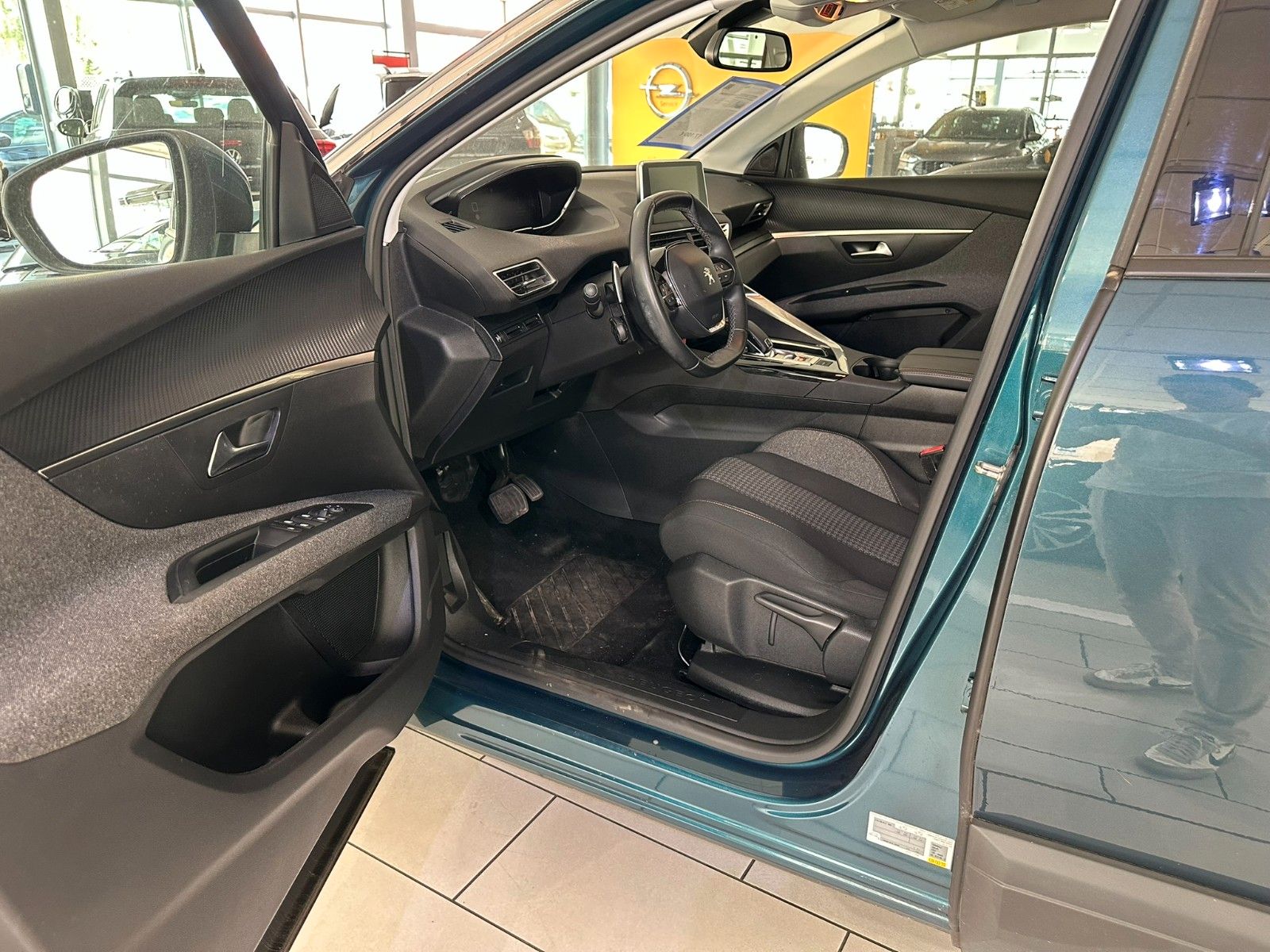 Fahrzeugabbildung Peugeot 5008 Active Busines 1.2 VIRTUAL/NAVI/PDC+CAM/LED