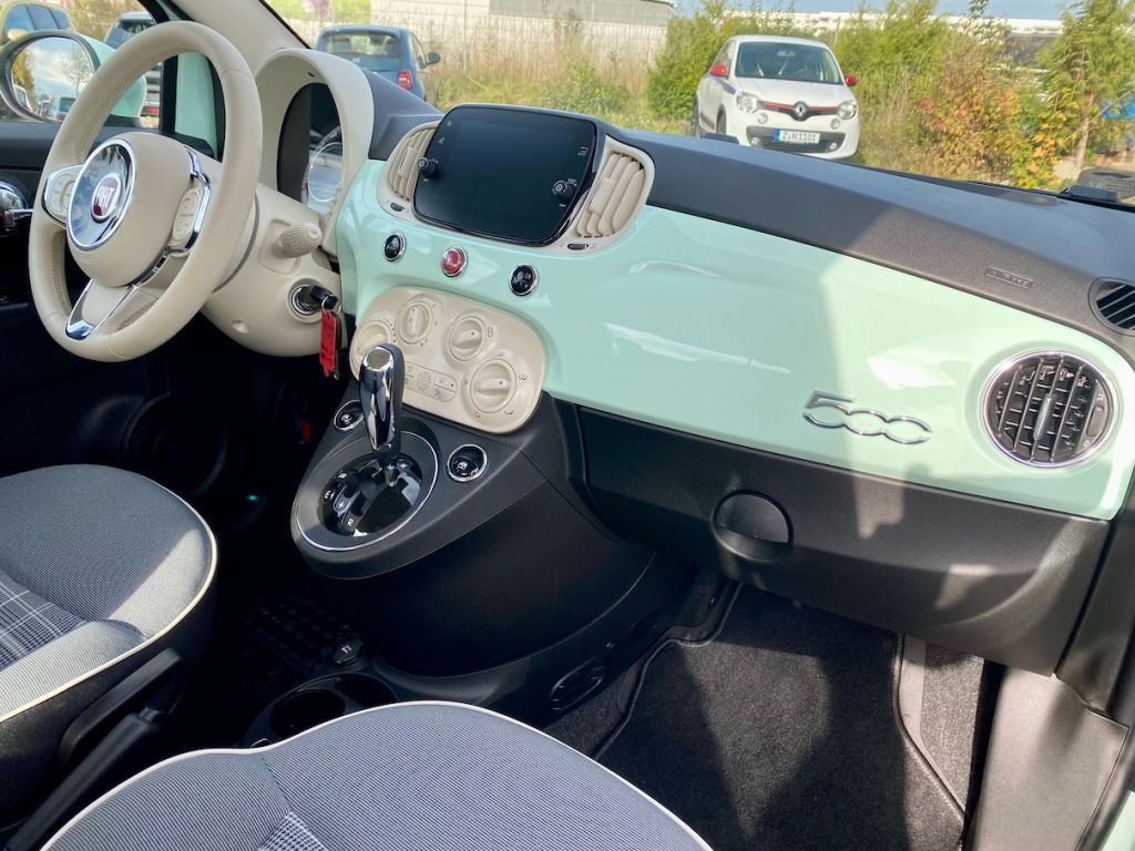 Fahrzeugabbildung Fiat 500 1.2 Dualogic Lounge HAGEL KLIMA CARPLAY PDC