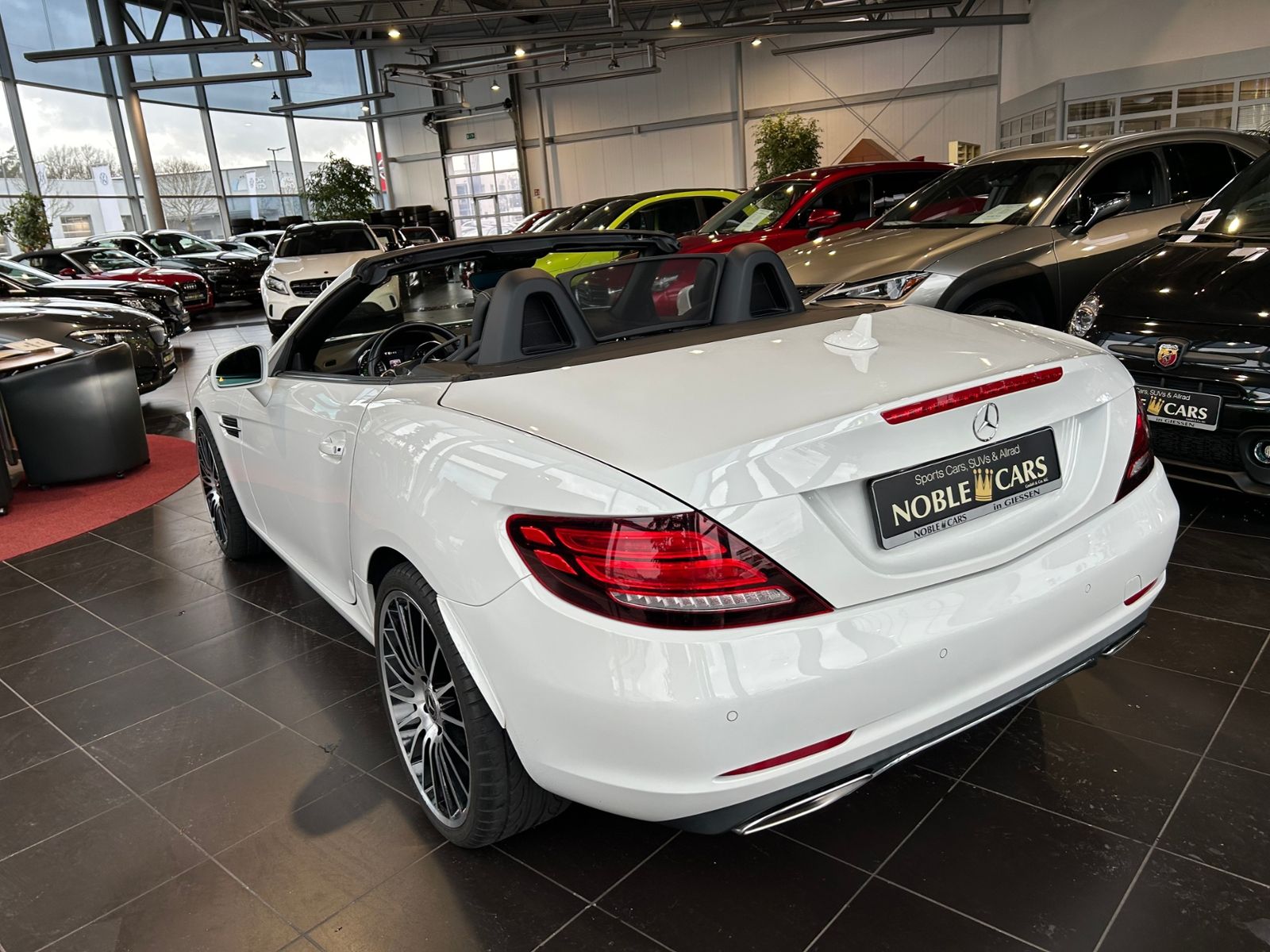 Fahrzeugabbildung Mercedes-Benz SLC 200 9G-Tronic AIRSCARF SHZ PANO NAVI