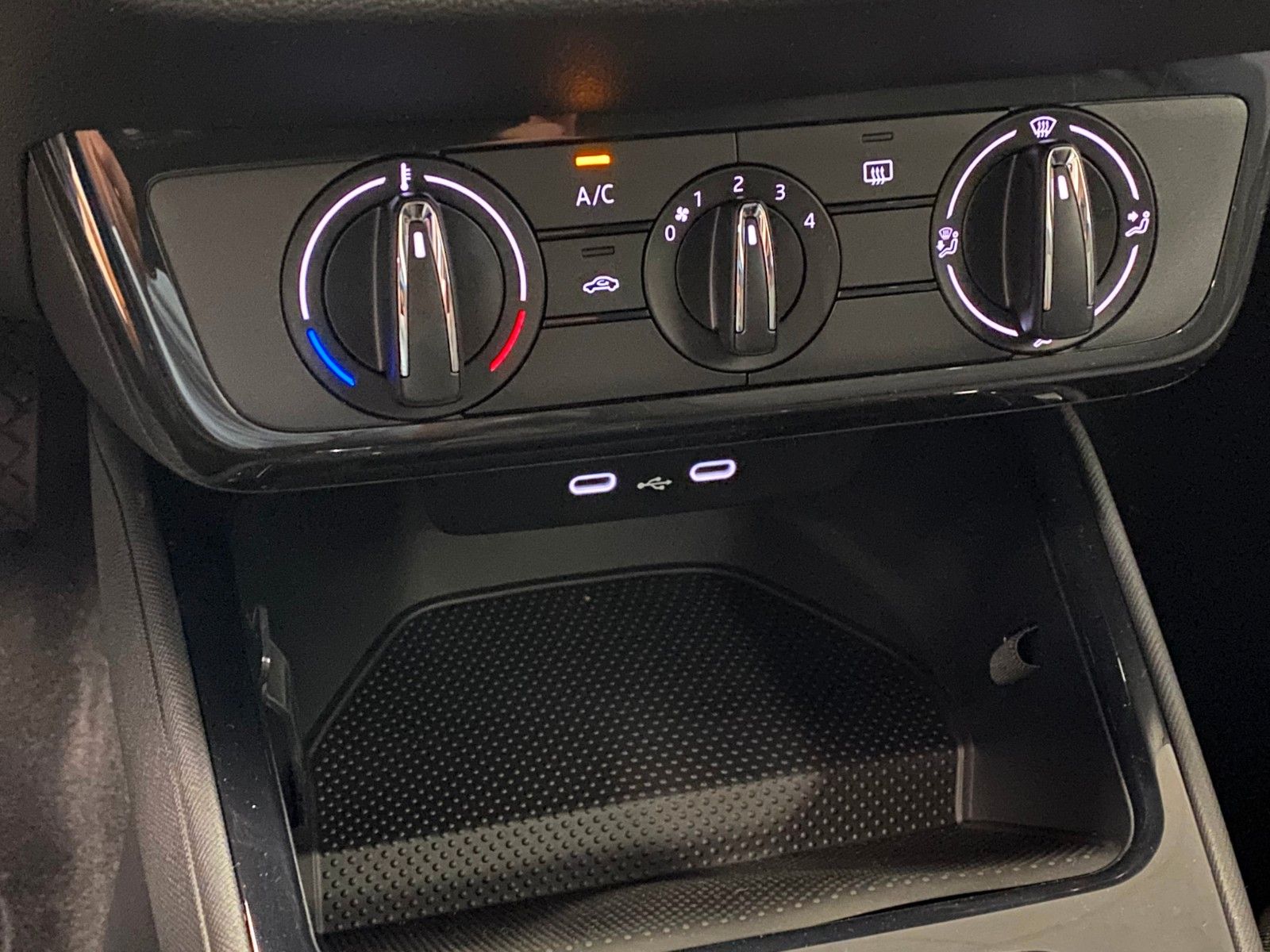 Fahrzeugabbildung SKODA Fabia IV 1.0 AMBITION+SmartLink+KLIMA+TELEFON