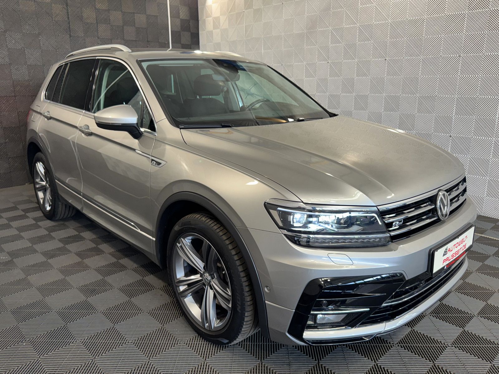 Gebrauchtwagen Volkswagen Tiguan Tiguan 4M*R-LINE*STAND.H-MASSAGE-R.KAM-ACC-HUD in Horb am Neckar