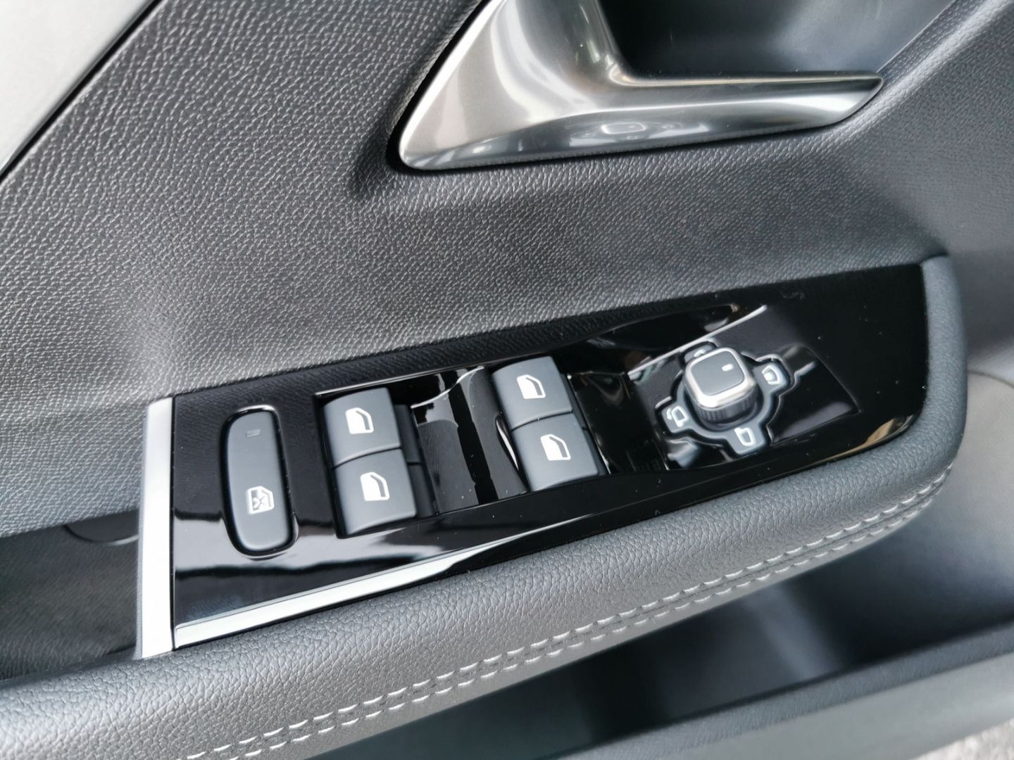 Fahrzeugabbildung Opel Astra GS Line HUD Panorama Navi digitales Cockpi