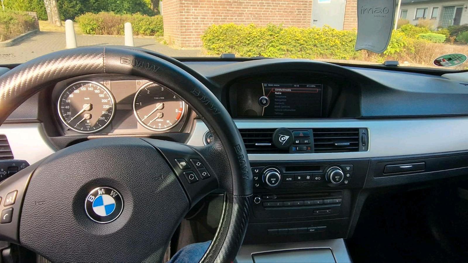 BMW 318 2010 — photo 8