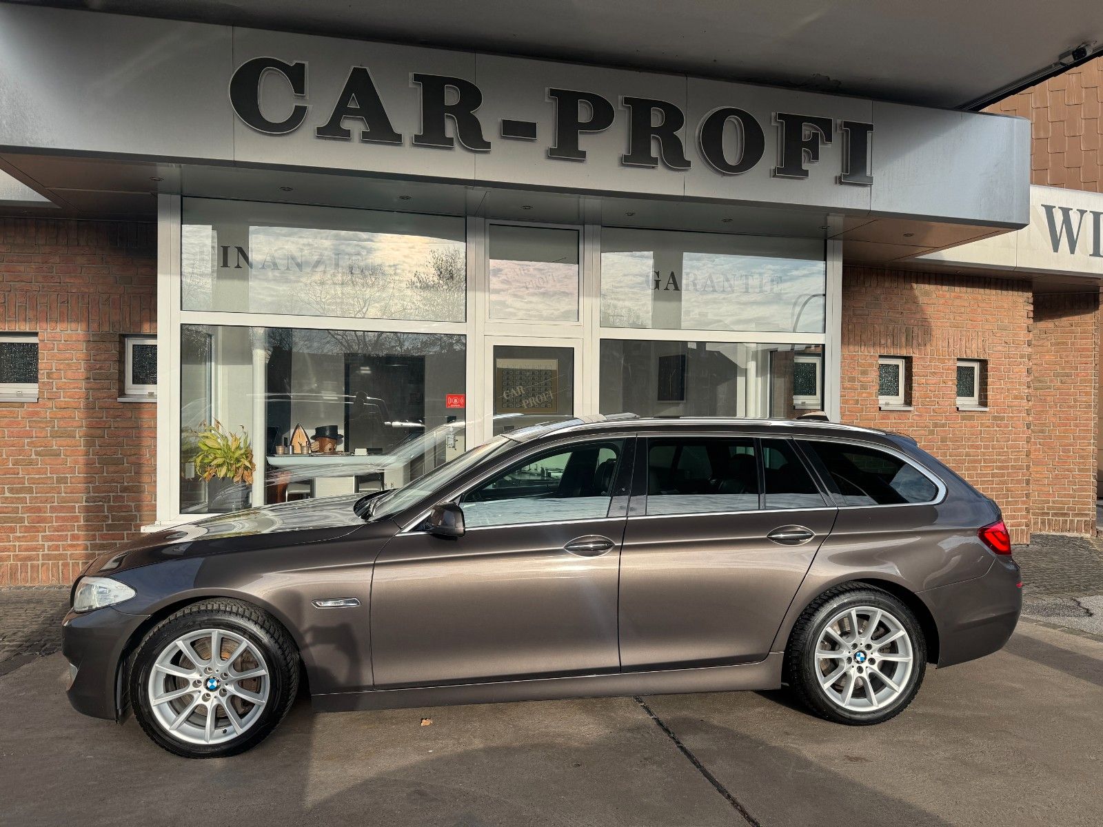 Fahrzeugabbildung BMW 535 d xDrive Touring Leder/Panorama/Navi/HUD