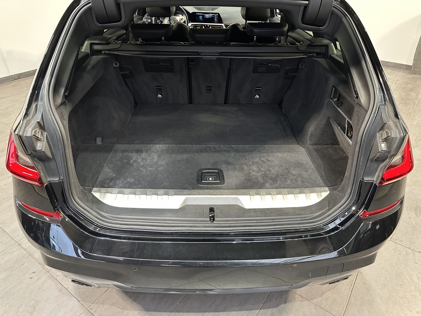 Fahrzeugabbildung BMW 330e Touring xDrive M-Sport NAV+LASER+PANO+HUD