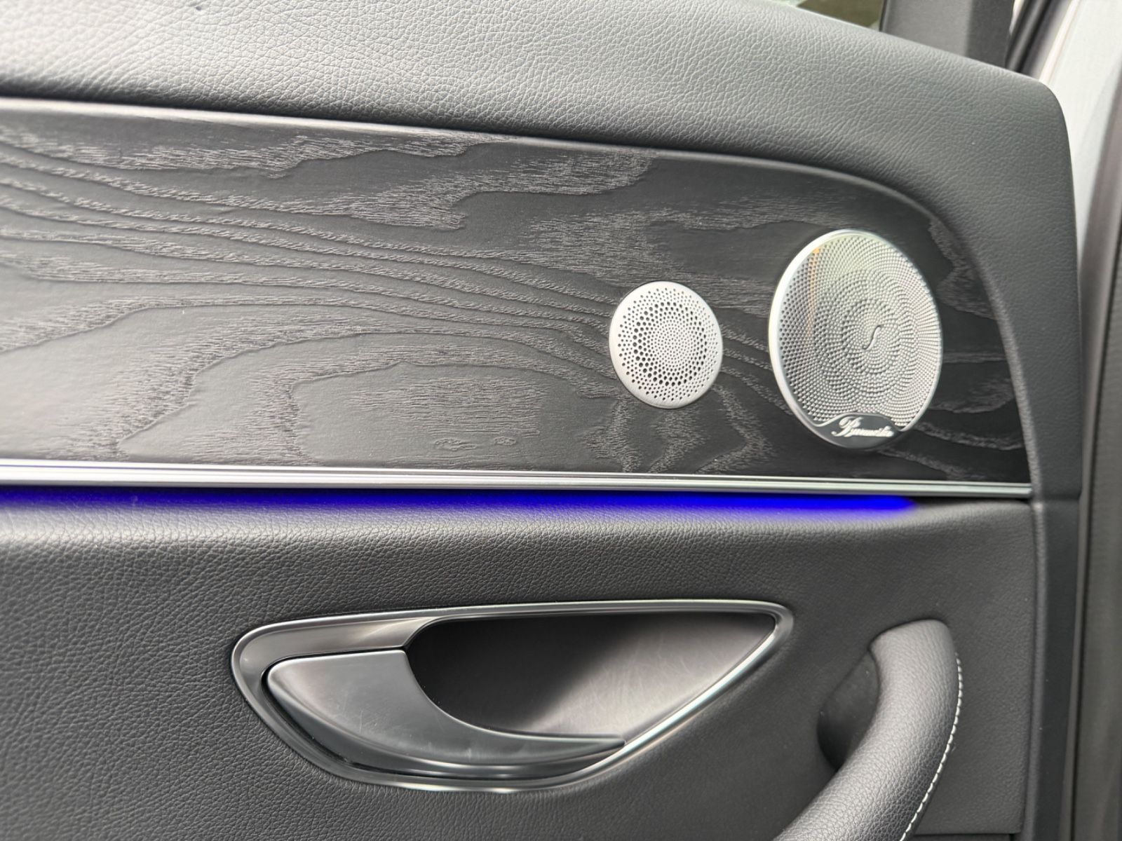 Fahrzeugabbildung Mercedes-Benz E 220d T BURMESTER*PANO*LEDER*ACC*MUTLIBEAM*LED