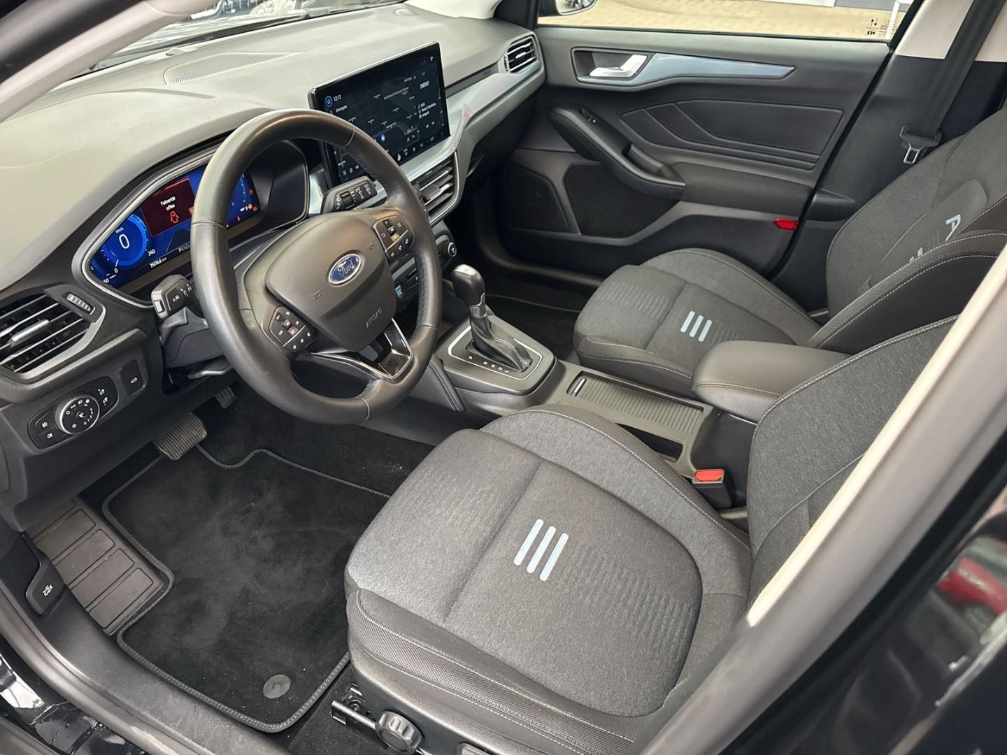 Fahrzeugabbildung Ford Focus Turnier Active X Automatik AHK schwenkbar