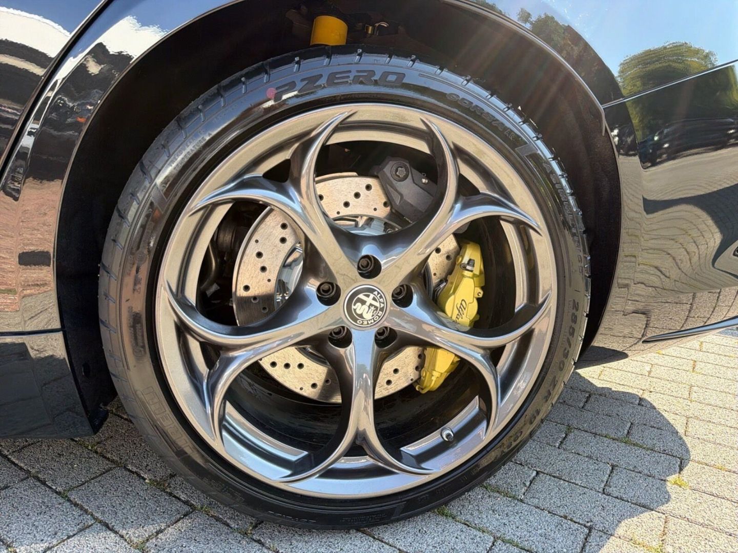 Fahrzeugabbildung Alfa Romeo Giulia Quadrifoglio Oro -Akrapovic-Carbon Dach-