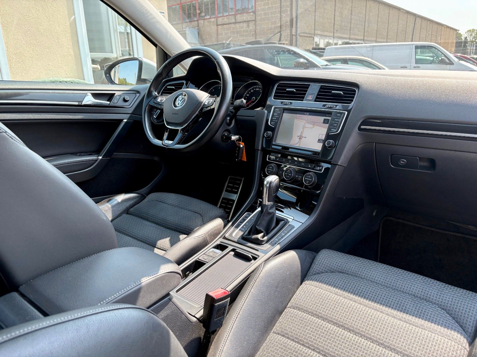 Fahrzeugabbildung Volkswagen Golf VII 2.0 TDI HIGHLINE Navi Xenon Leder SPORT
