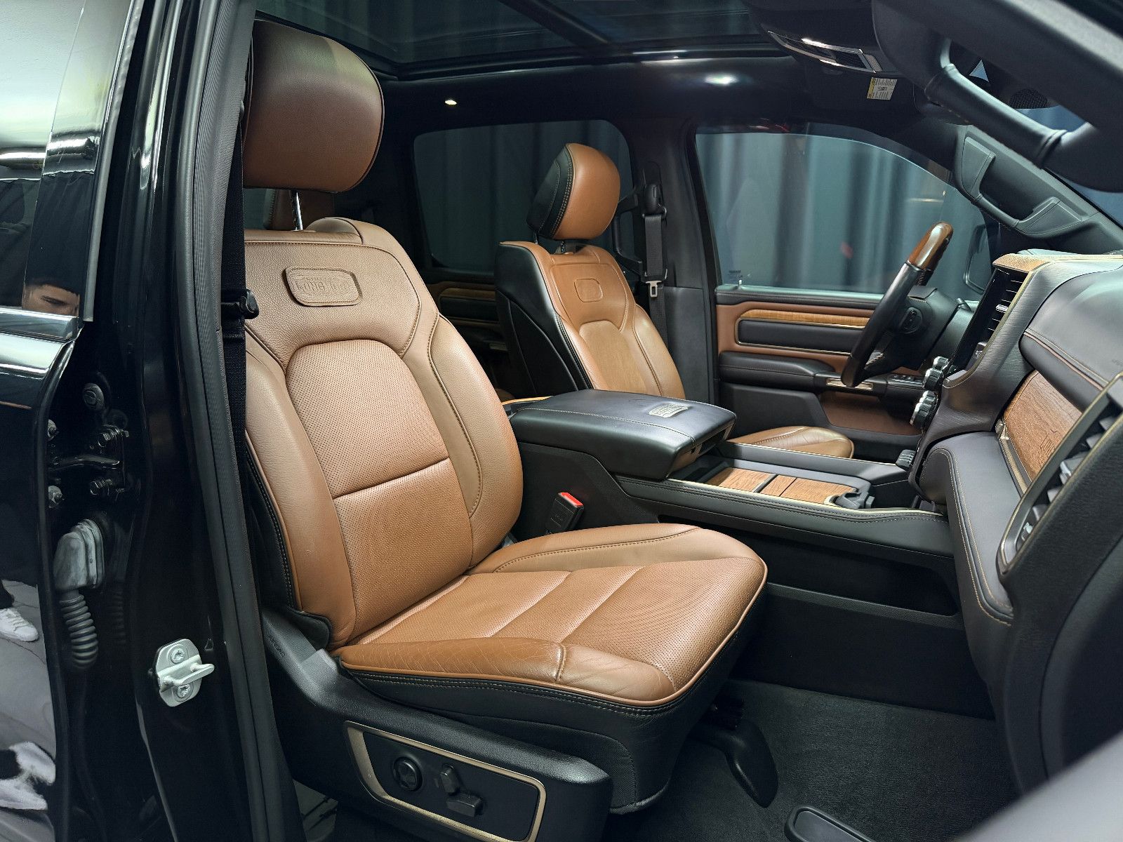 Fahrzeugabbildung Dodge RAM 1500 5.7 HEMI 4x4 Longhorn|AHK|NAVI|PANO
