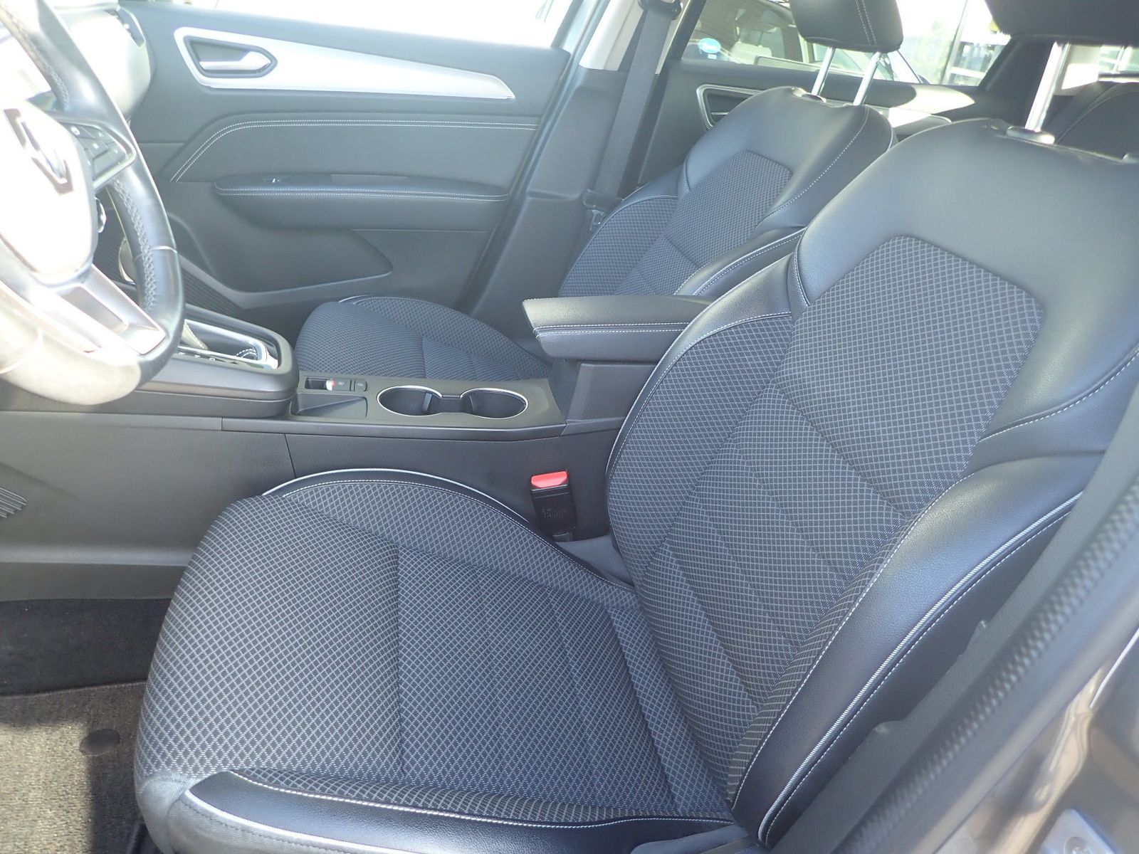 Fahrzeugabbildung Renault Arkana INTENS TCe 140 EDC (M
