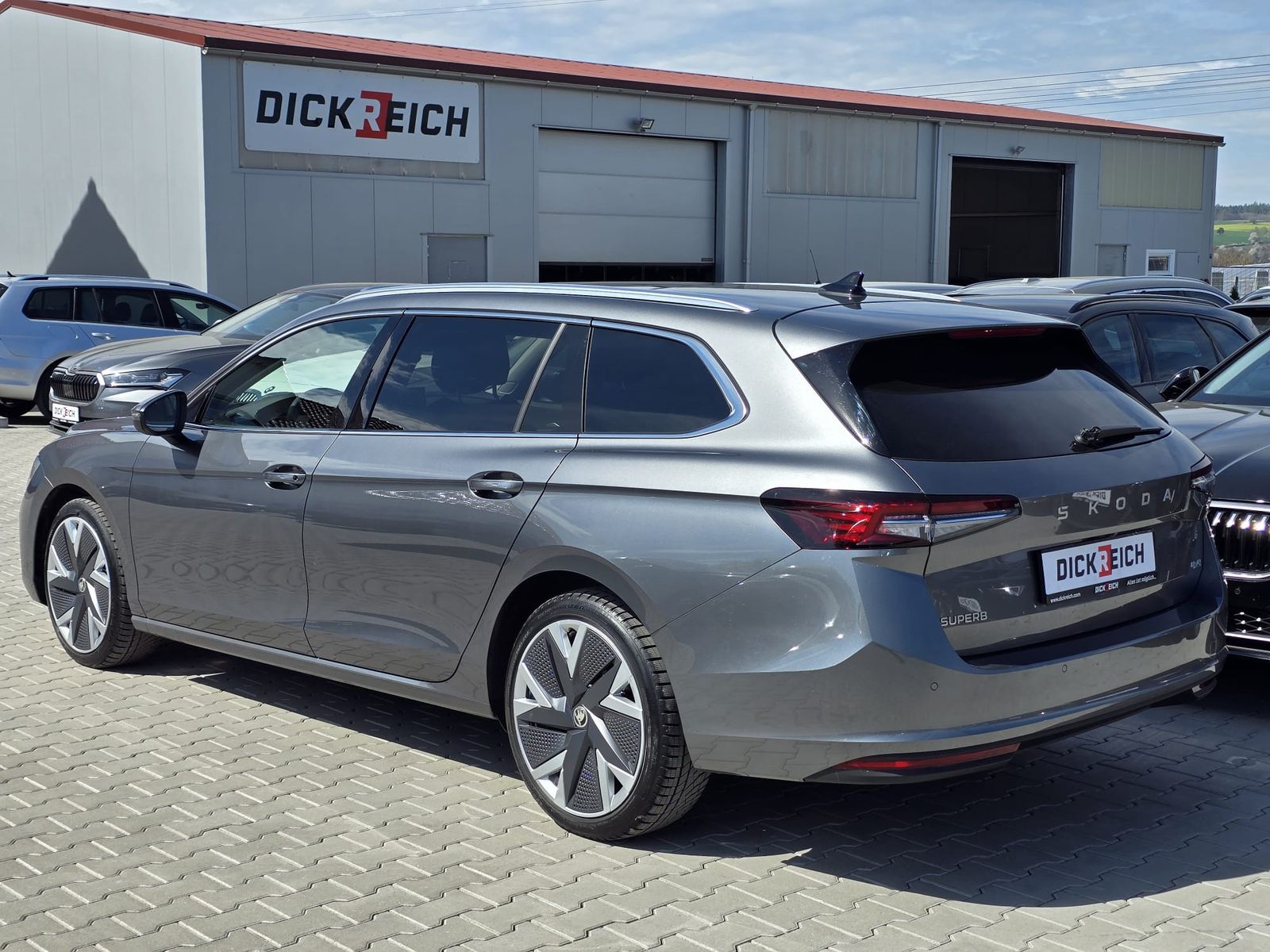 Fahrzeugabbildung SKODA Superb 2.0 TDI 4x4 Selection MATRIX*AHK*PANO*19"