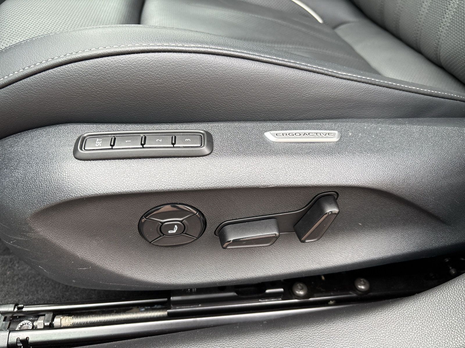 Fahrzeugabbildung Volkswagen Passat Variant 2.0 TDI Business AHK Kamera HuD M