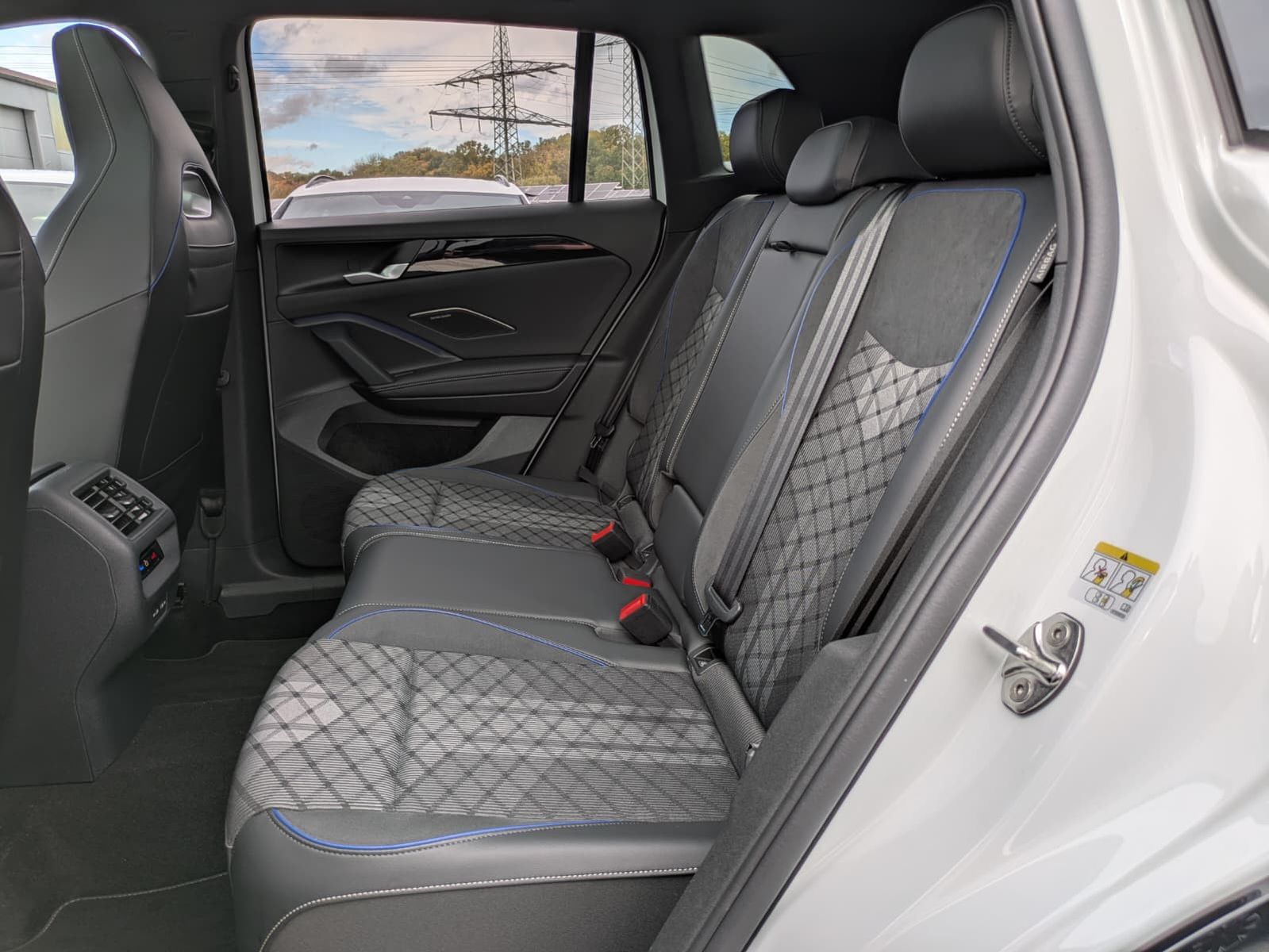 Fahrzeugabbildung Volkswagen Tiguan 2.0 TDI 4M R-Line PANO*H&K*AHK*MATRIX*20"