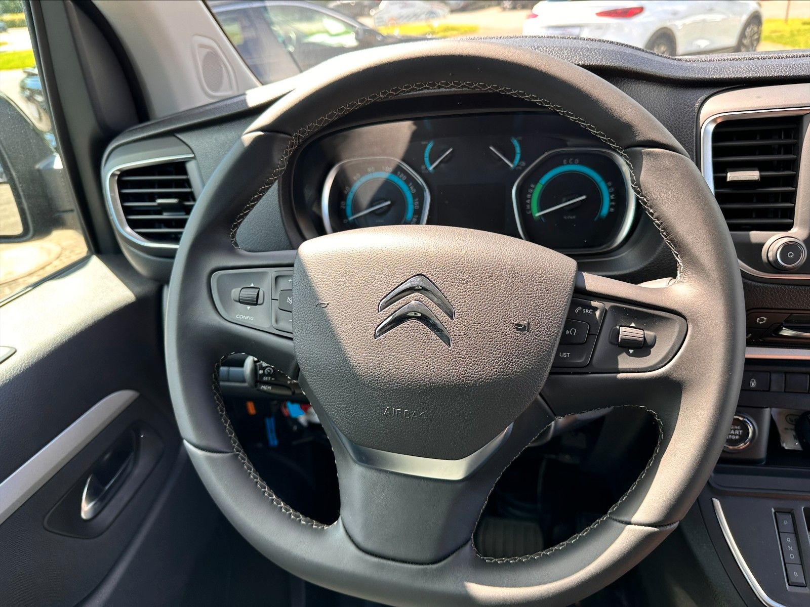 Fahrzeugabbildung Citroën e-Jumpy Kasten Standard 75KWh Navi Sítzhzg