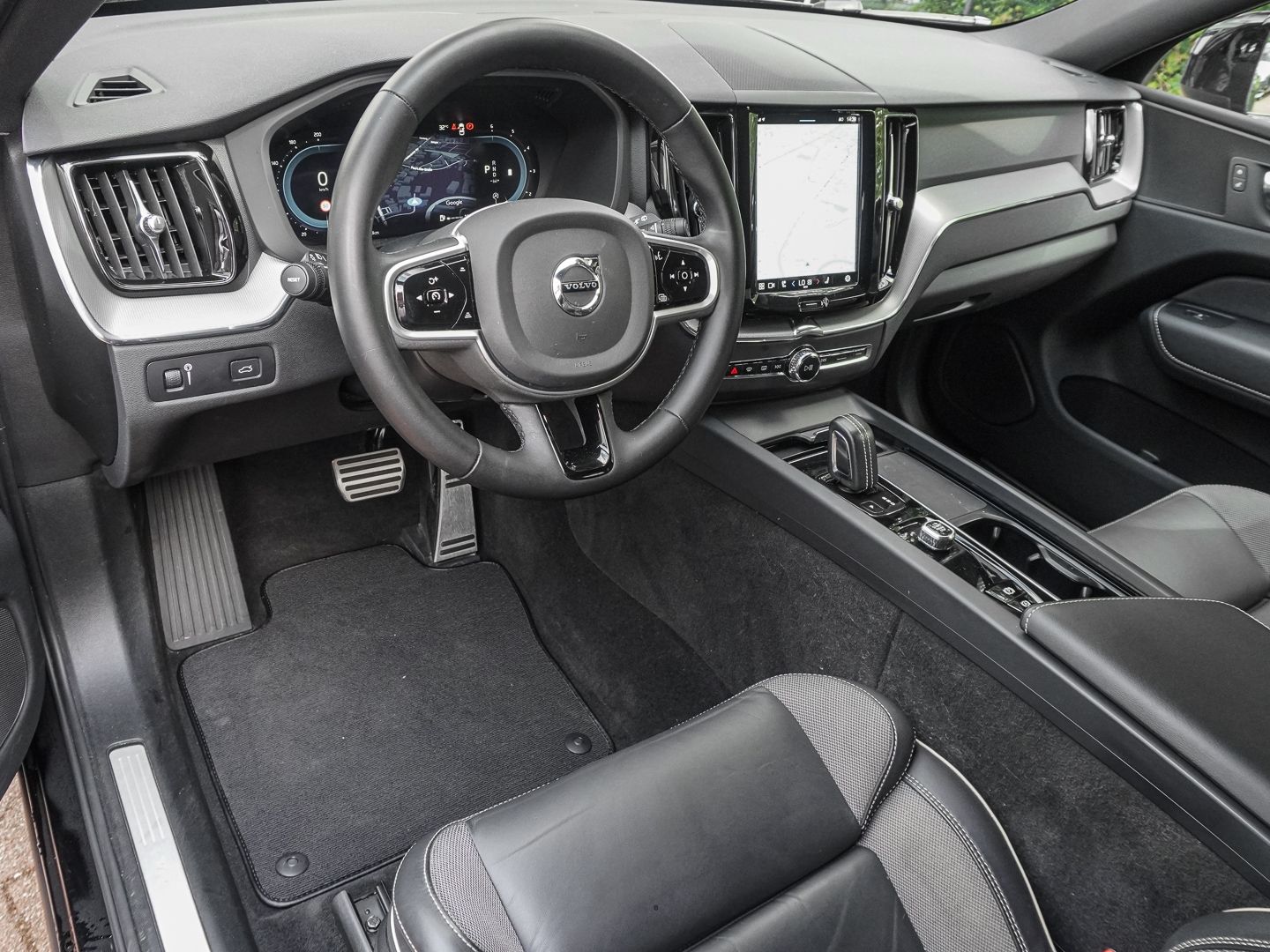 Volvo XC60 R Design AWD AHK Navi Leder Digitales Cockp foto 8