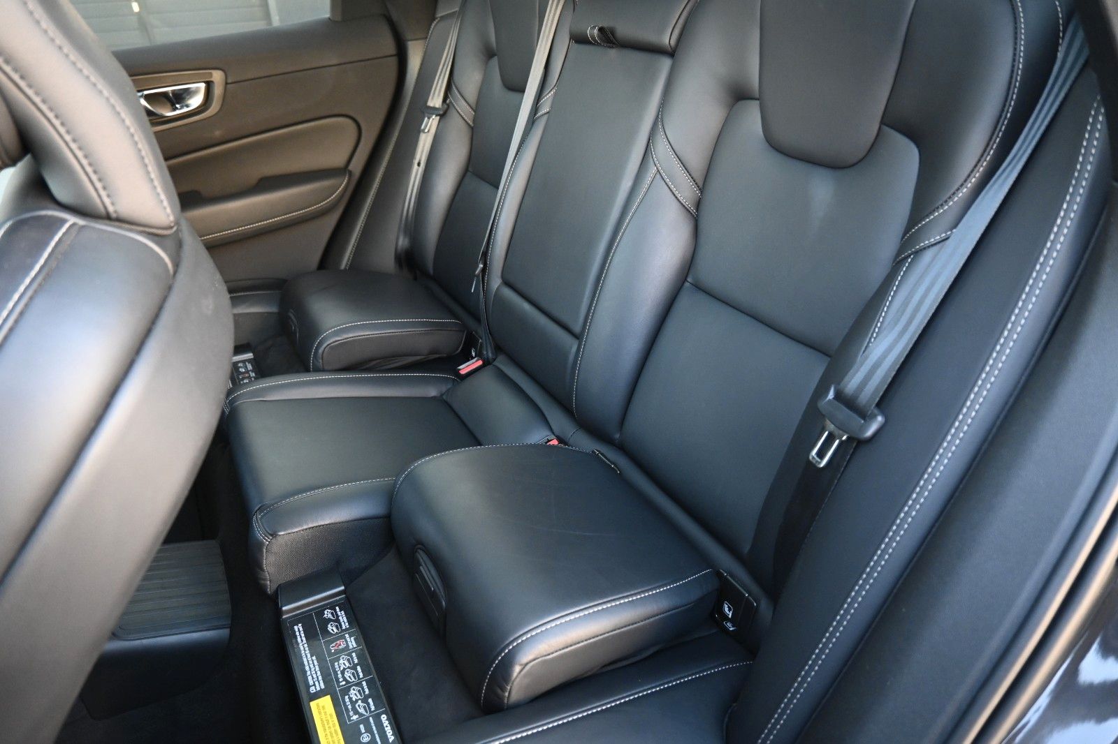 Fahrzeugabbildung Volvo XC60 T8 R-Design PHEV* AWD*AHK*NAV*ACC*PANO*