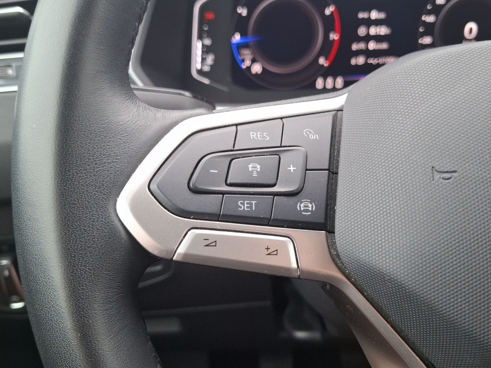 Fahrzeugabbildung Volkswagen Tiguan TSI Life LED Navi AID ACC PDC SHZ