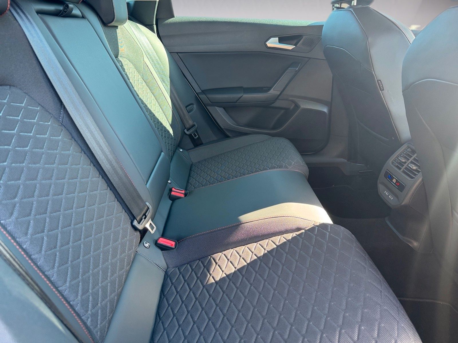 Fahrzeugabbildung SEAT Leon Sportstourer FR-Line 2.0 TDI