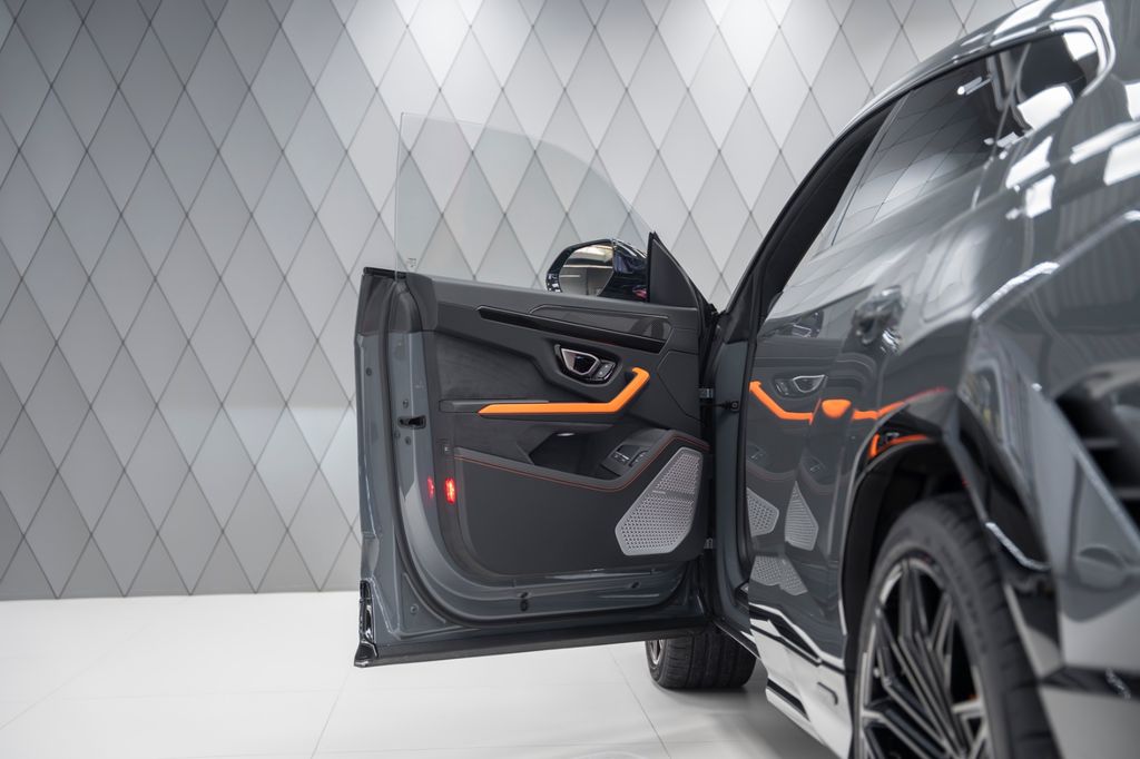 Urus 4.0 V8 SE GREY/ORANGE PANO B&O CARBON - Bild 13