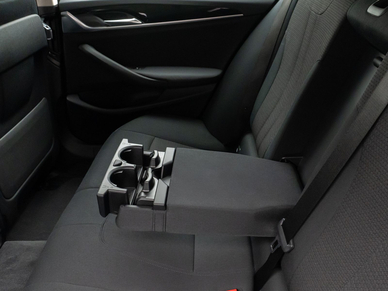 Fahrzeugabbildung BMW 530e Kamera DAB CockPitPro Stop&Go Alarm LED