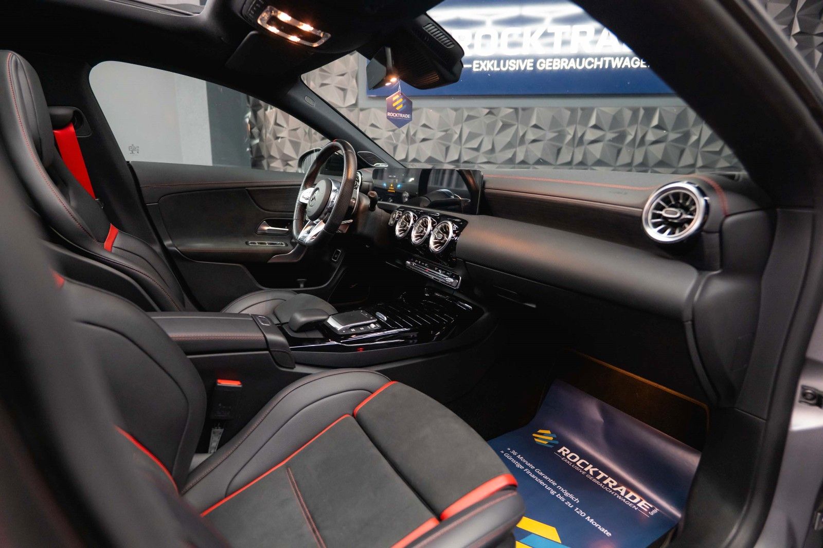 Fahrzeugabbildung Mercedes-Benz CLA 35 AMG 4Matic Performance Night-Paket | Pano