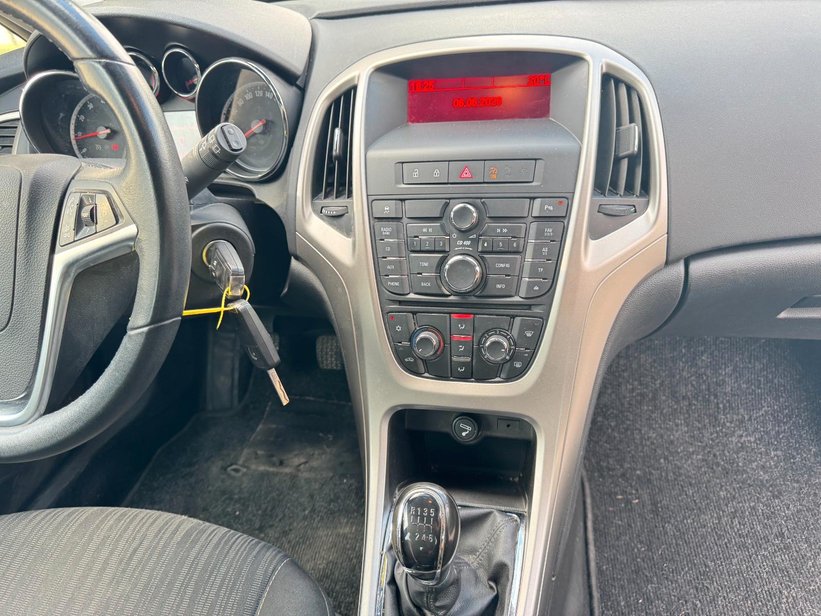 Opel Astra 2011 — photo 11