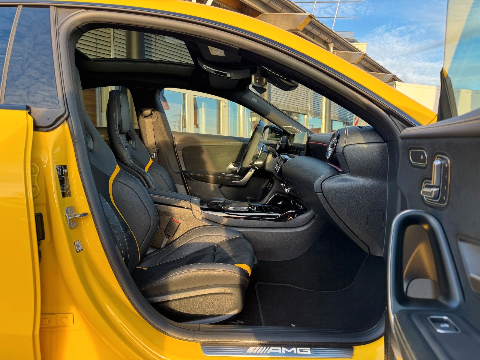 Fahrzeugabbildung Mercedes-Benz CLA 45 AMG+Aerodynamic+Pano+Burm+Multikontur+