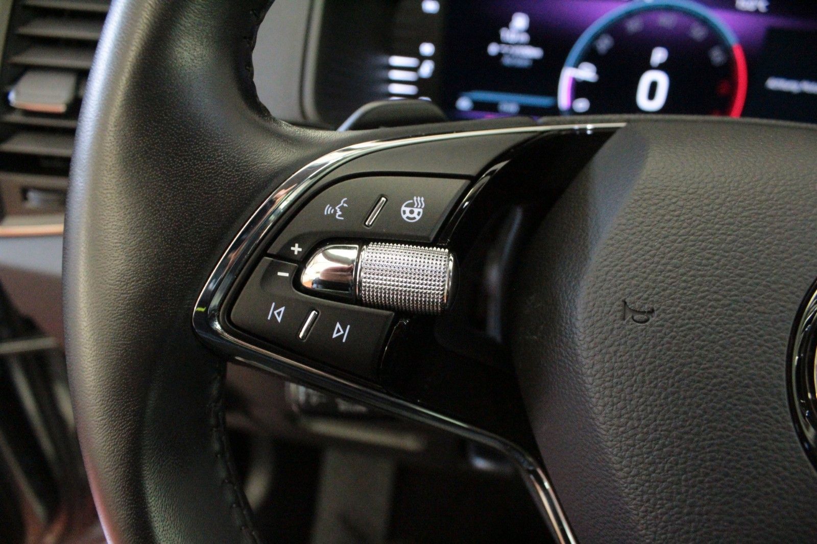 Fahrzeugabbildung SKODA Karoq 1.5l TSI ACT DSG TOUR  AHK schwenkbar