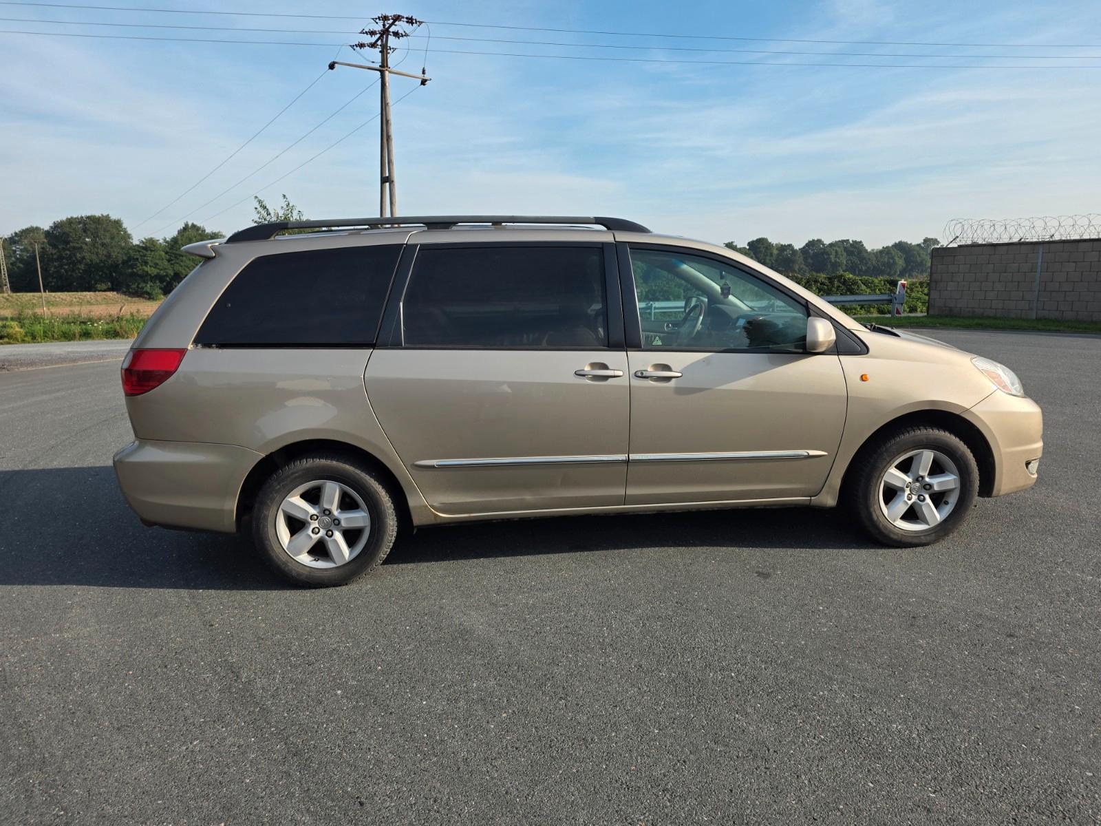 Toyota Sienna 2004 — rear view