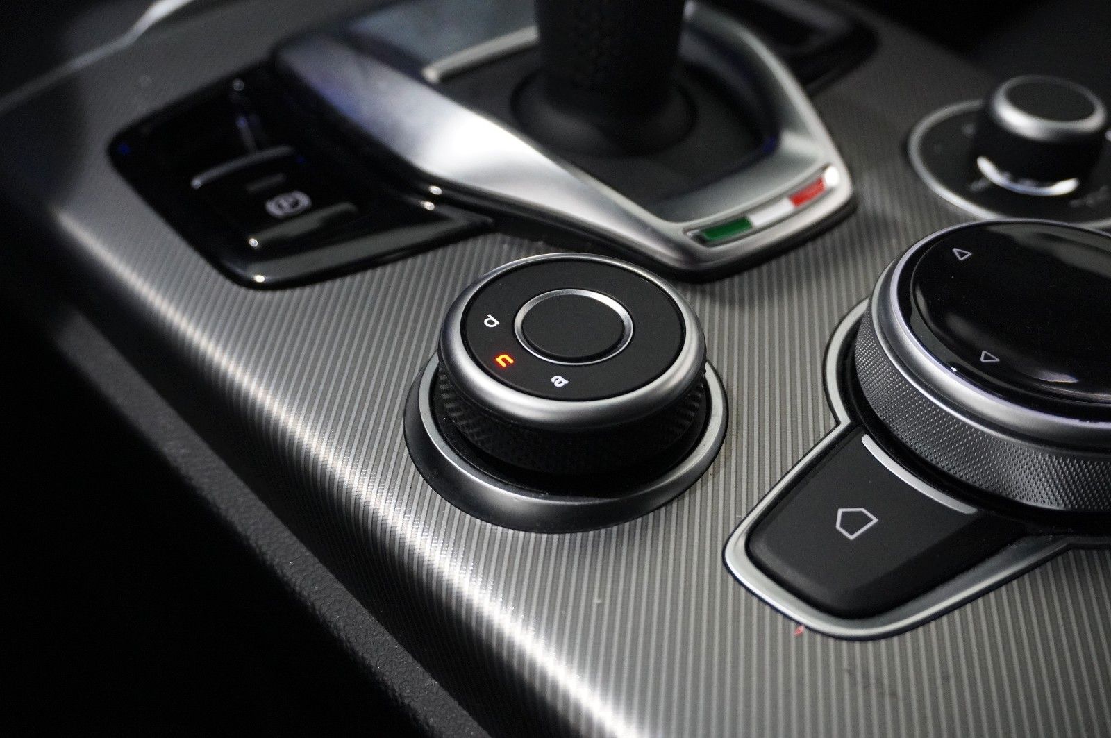 Fahrzeugabbildung Alfa Romeo Stelvio 2.2D VELOCE Q4 NAVI/LED/KAMERA/MATRIX/SH