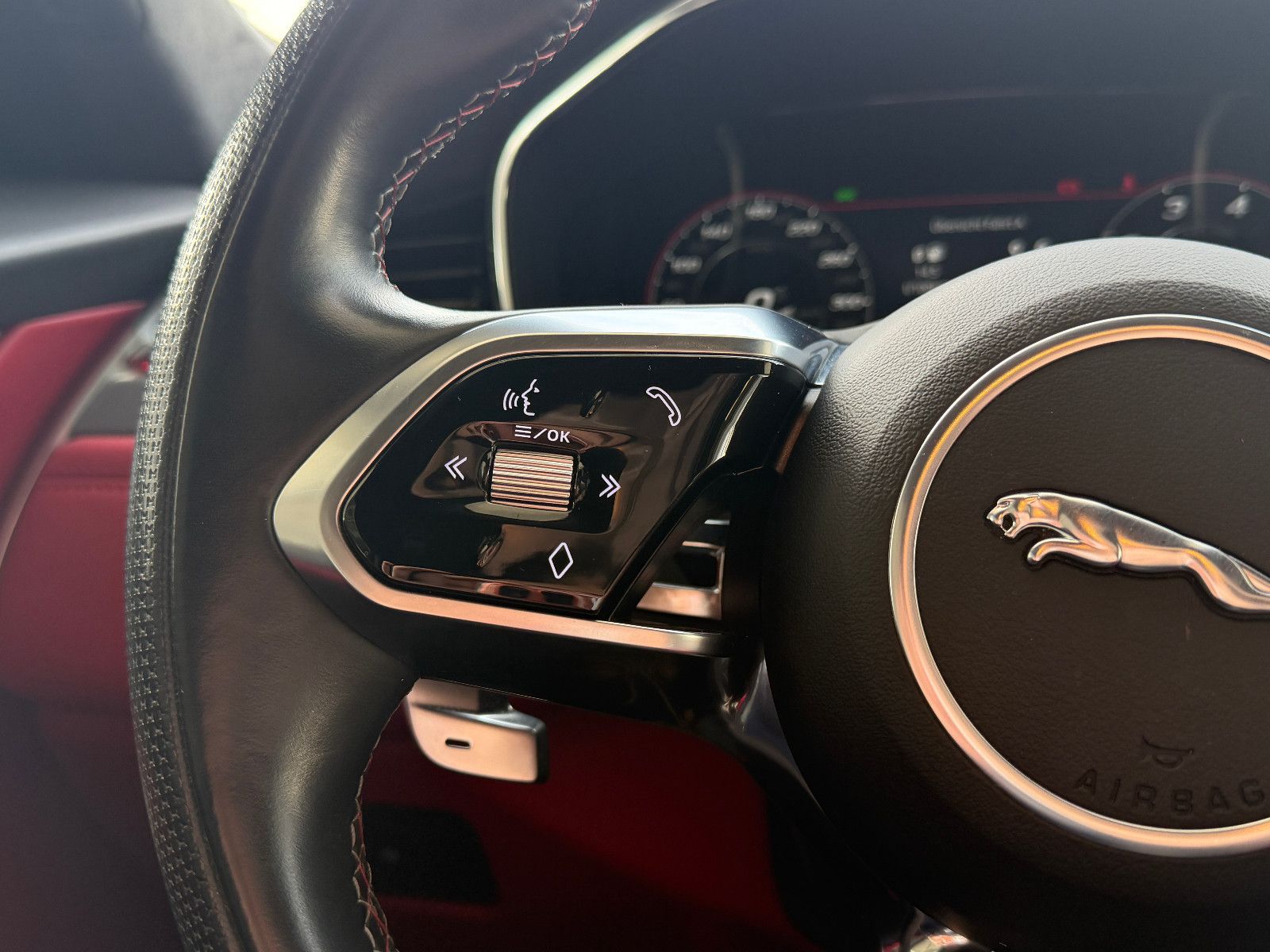 Fahrzeugabbildung Jaguar F-PACE SVR /PANO/MERIDIAN/HUD/360°KAM/MEMORY