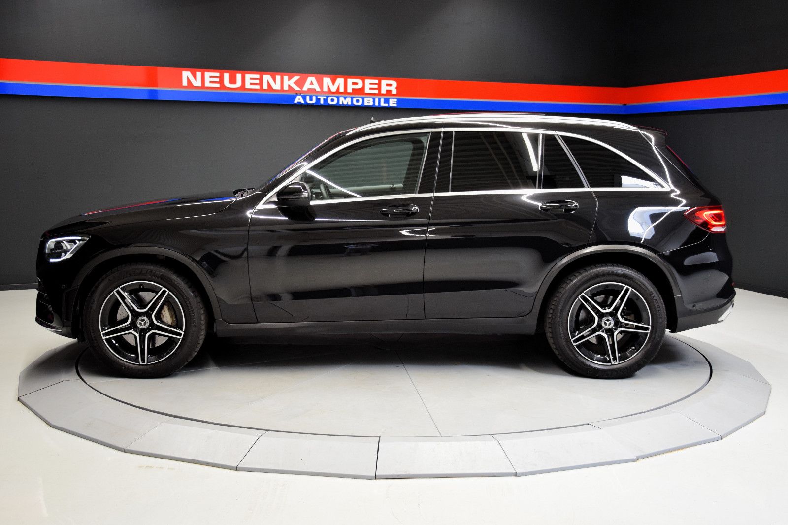 Fahrzeugabbildung Mercedes-Benz GLC 200 4Matic AMG Pano Kamera LED Tempomat