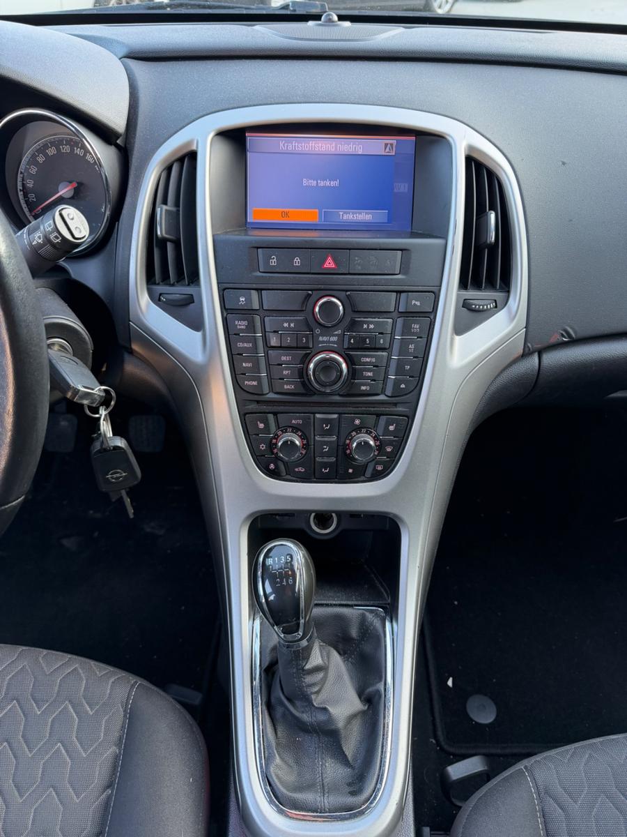 Opel Astra 2013 — photo 13