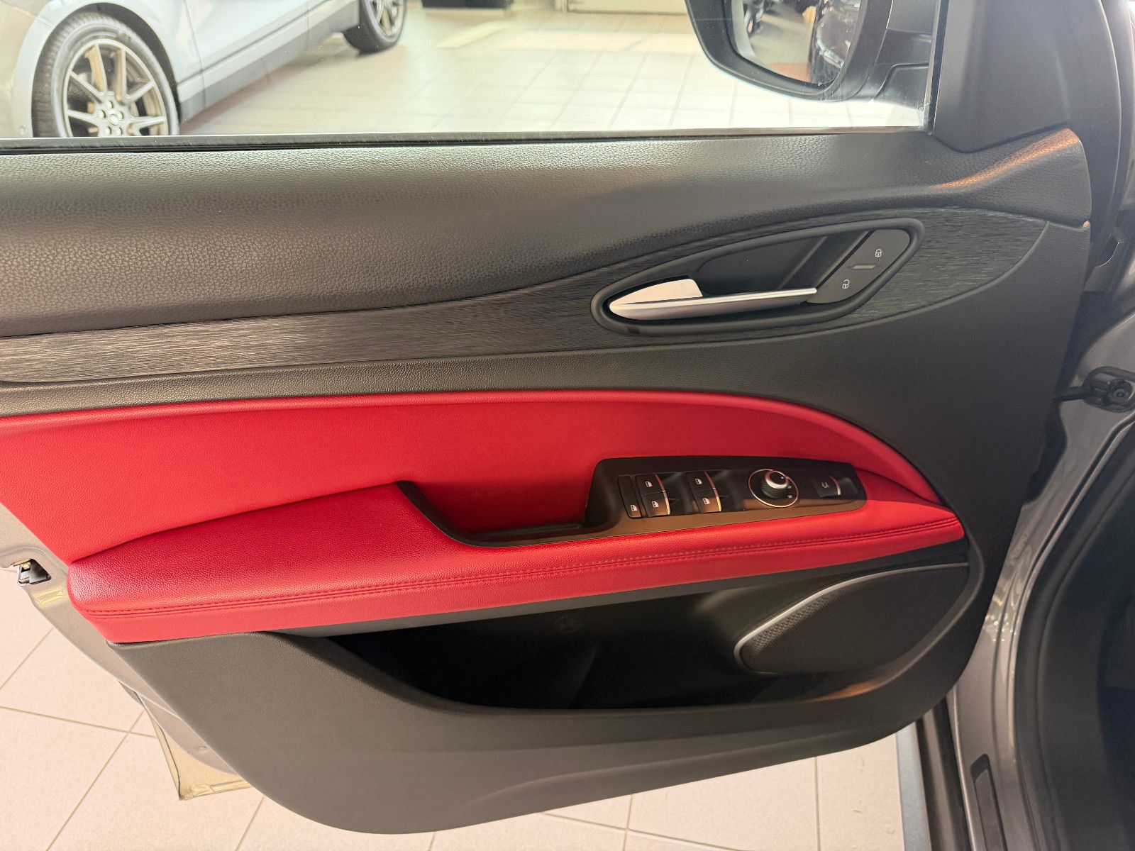 Fahrzeugabbildung Alfa Romeo Stelvio Super Q4/BI-XENON/PDC/AUTOMATIK/SPURHALT