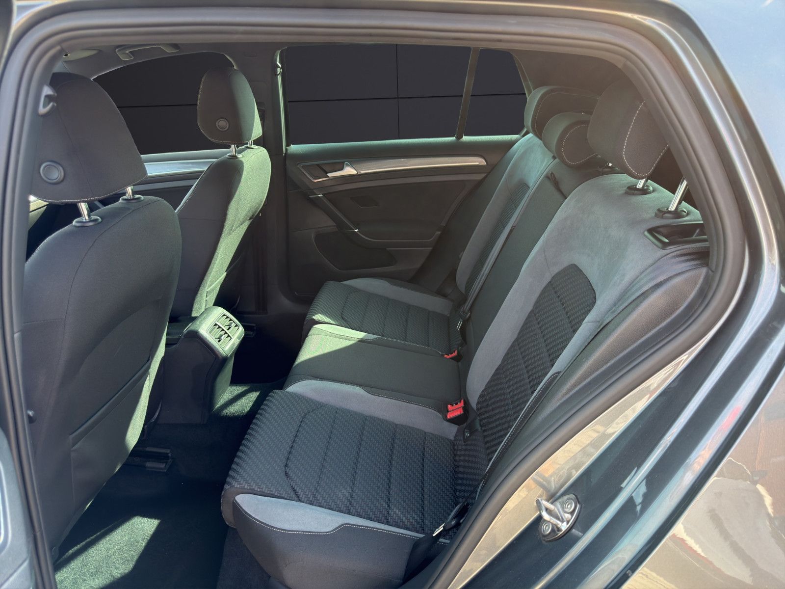 Fahrzeugabbildung Volkswagen Golf R-Line Apple /Szhzg/1.Hand/DAB/LED/Klimaaut