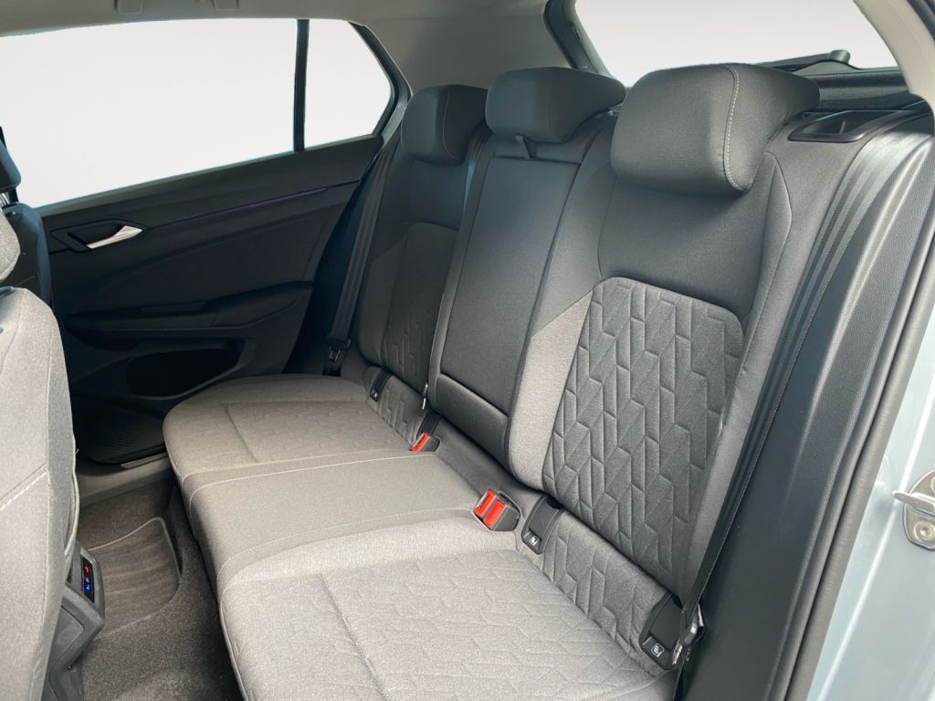 Fahrzeugabbildung Volkswagen Golf 1.5 eHybrid DSG Life Area View 3 Jahre Ansc