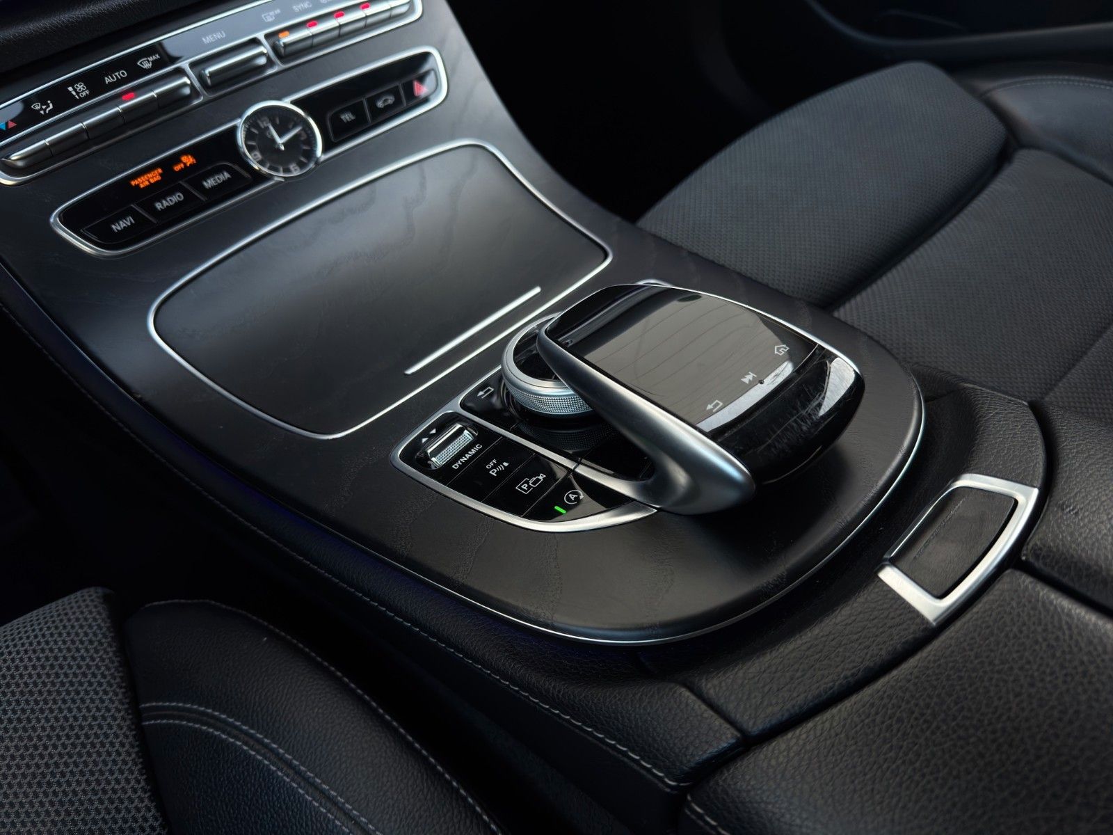 Fahrzeugabbildung Mercedes-Benz E 220d Lim. Pano/Widescreen/Kamera/MBeam